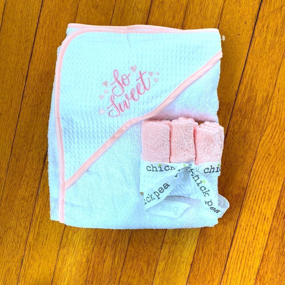 🌸3/$15 Hoodie bath towel with 3 cloths🌸